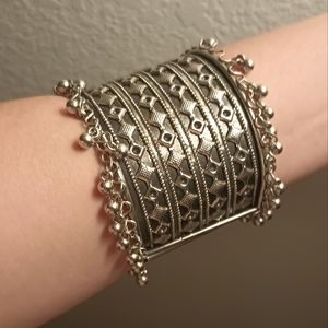 Silver toned quality bangles